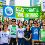Home 18 기후 변화와 정치적 참여의 연관성 - A diverse group of young Thai activists gathered outdoors during a sunny day in Bangkok, holding eco...
